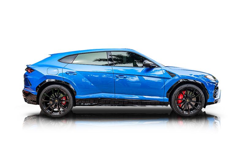 An incredible side shot photo of aLamborghini Urus that you should buy.