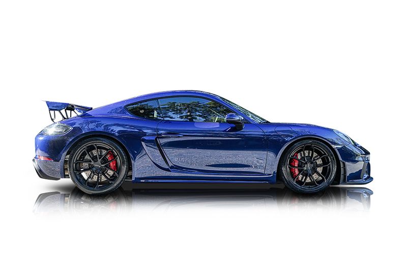 An incredible side shot photo of aPorsche 718 Cayman that you should buy.