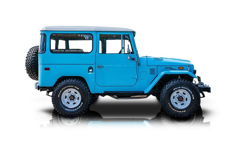 An incredible side shot photo of aToyota Land Cruiser that you should buy.