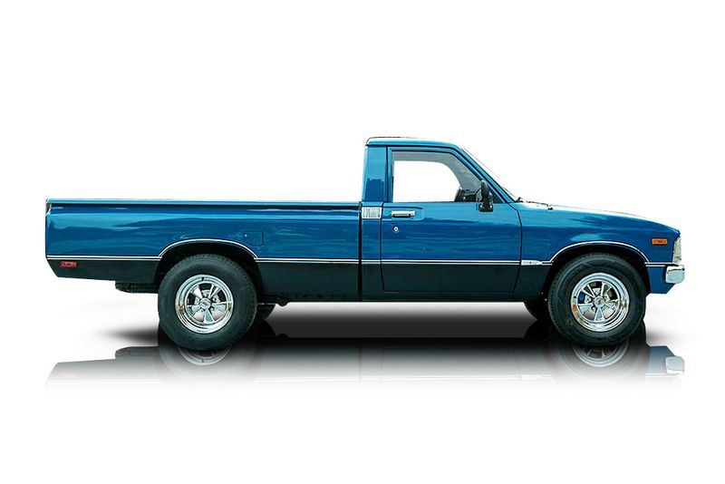 An incredible side shot photo of aToyota Pickup that you should buy.