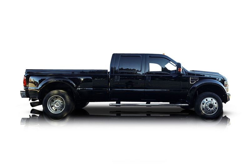 An incredible side shot photo of aFord F-450 that you should buy.