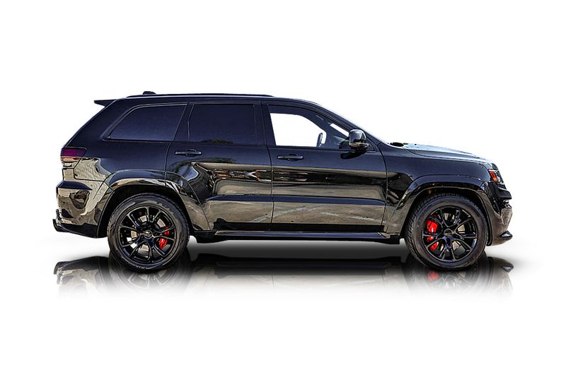An incredible side shot photo of aJeep Grand Cherokee that you should buy.