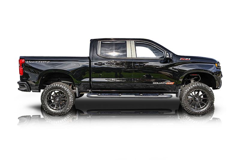 An incredible side shot photo of aChevrolet Silverado 1500 that you should buy.