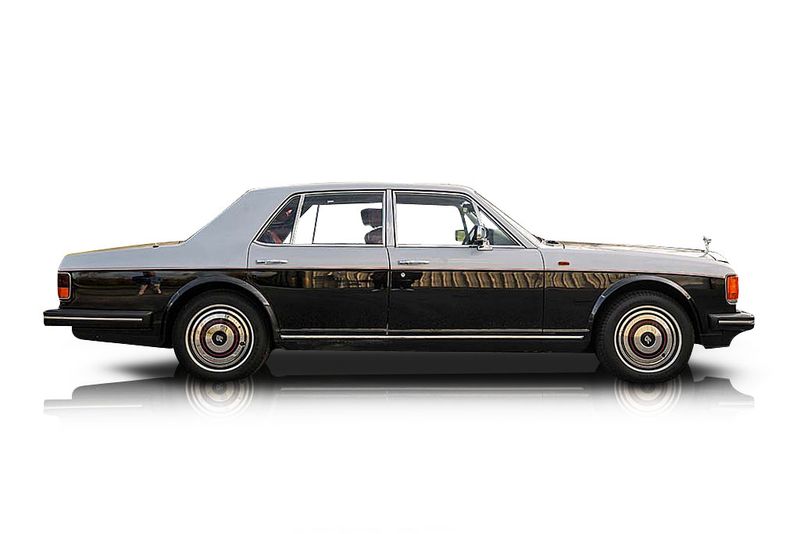 An incredible side shot photo of aRolls-Royce Spirit that you should buy.