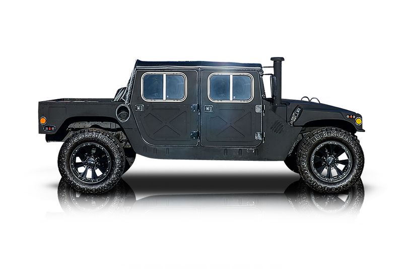 An incredible side shot photo of aAM General Humvee that you should buy.