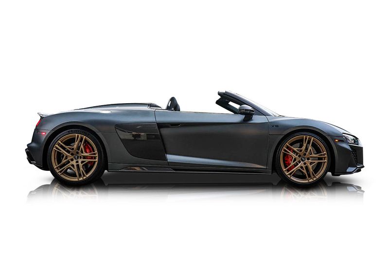 An incredible side shot photo of aAudi R8 that you should buy.