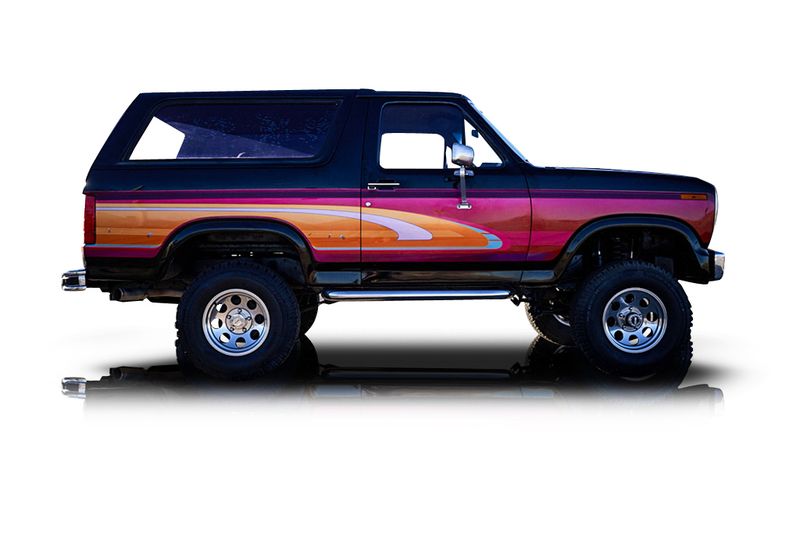 An incredible side shot photo of aFord Bronco that you should buy.