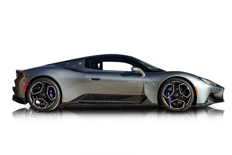 An incredible side shot photo of aMaserati MC20 that you should buy.