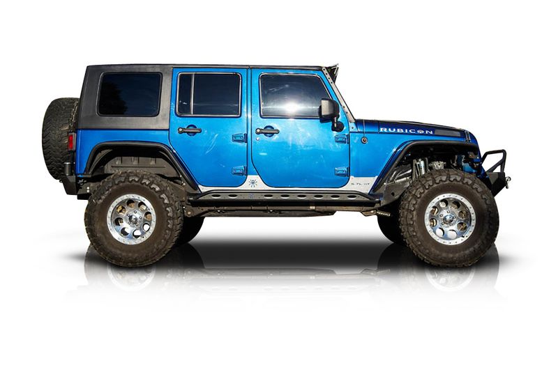 An incredible side shot photo of aJeep Wrangler that you should buy.
