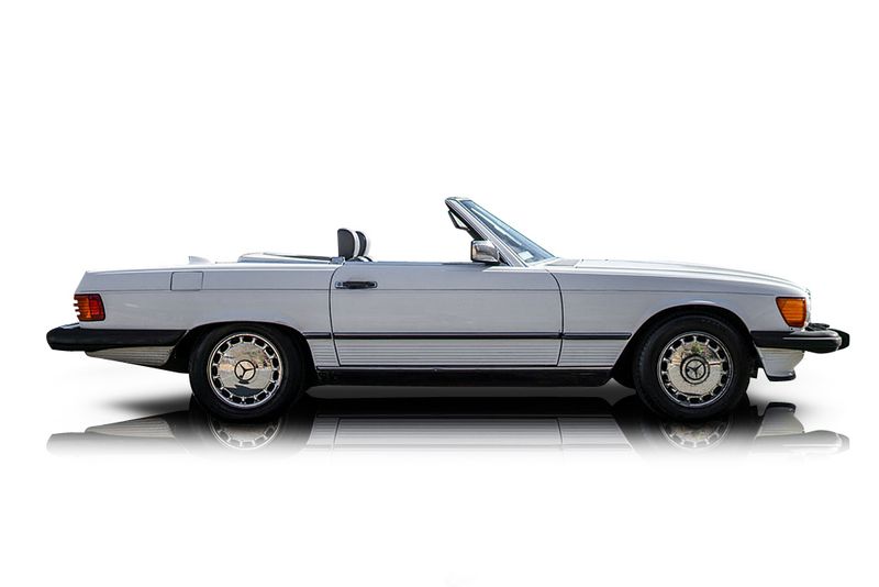 An incredible side shot photo of aMercedes-Benz 560SL that you should buy.