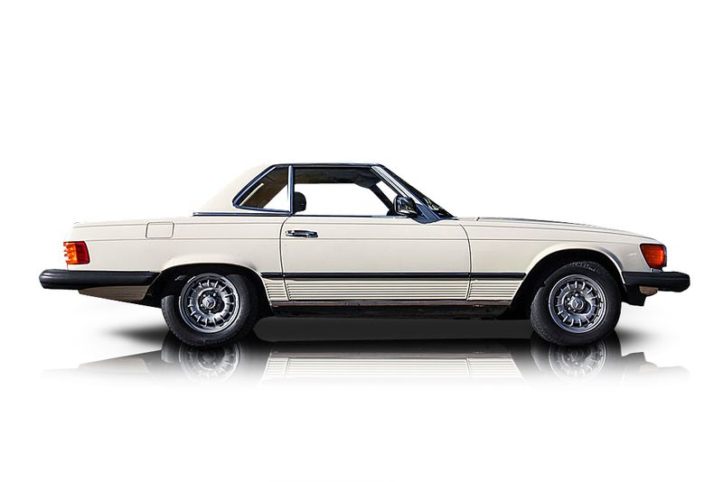 An incredible side shot photo of aMercedes-Benz 380SL that you should buy.