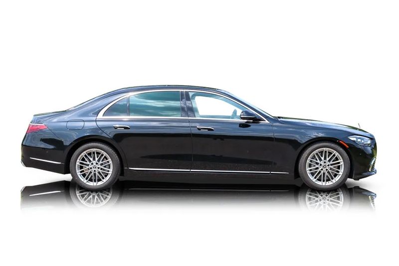 An incredible side shot photo of aMercedes-Benz S580 that you should buy.
