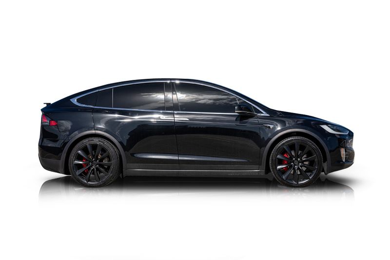 An incredible side shot photo of aTesla Model X that you should buy.