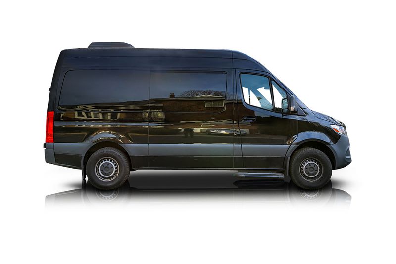 An incredible side shot photo of aMercedes-Benz Sprinter 1500 that you should buy.
