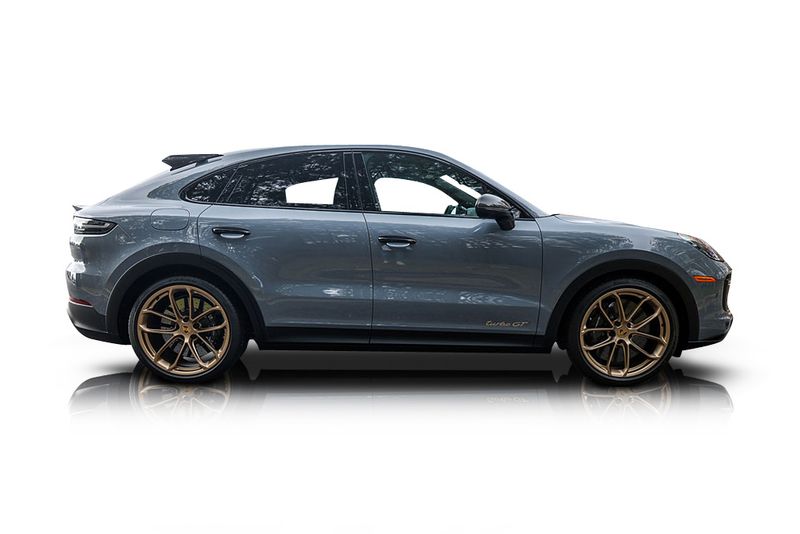 An incredible side shot photo of aPorsche Cayenne that you should buy.