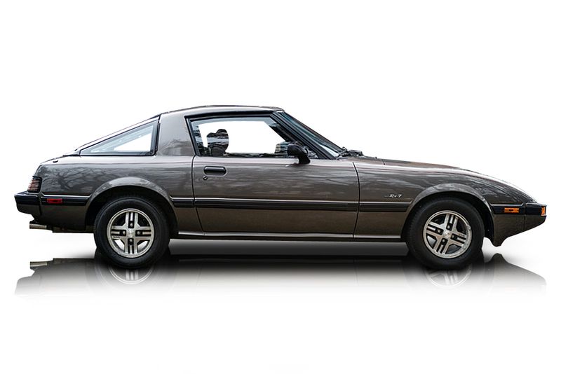 An incredible side shot photo of aMazda RX-7 that you should buy.