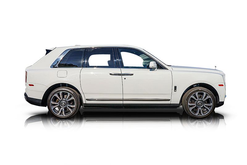 An incredible side shot photo of aRolls-Royce Cullinan that you should buy.