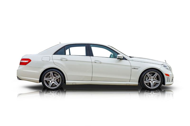 An incredible side shot photo of aMercedes-Benz E63 AMG that you should buy.