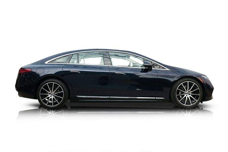 An incredible side shot photo of aMercedes-Benz EQS 580 that you should buy.