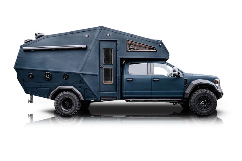 An incredible side shot photo of aFord F-550 that you should buy.