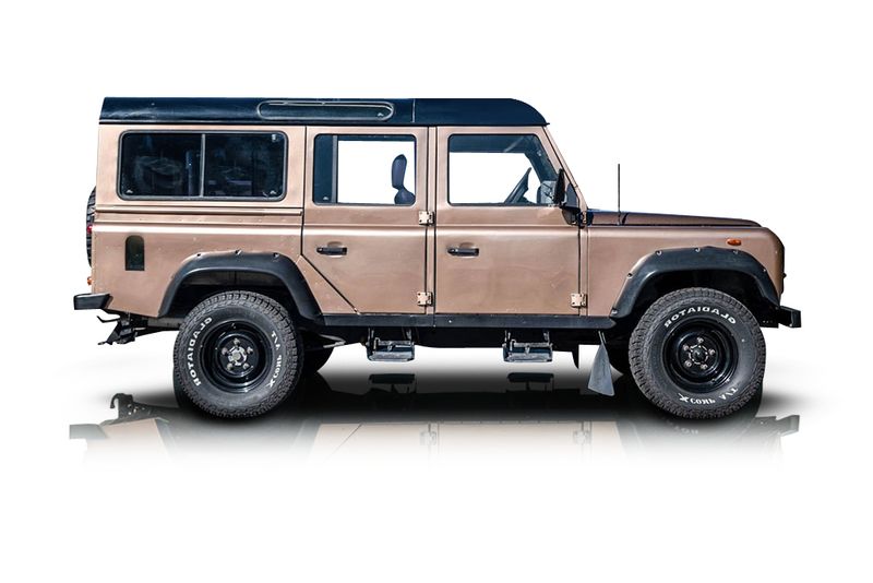 An incredible side shot photo of aLand Rover Defender 110 that you should buy.