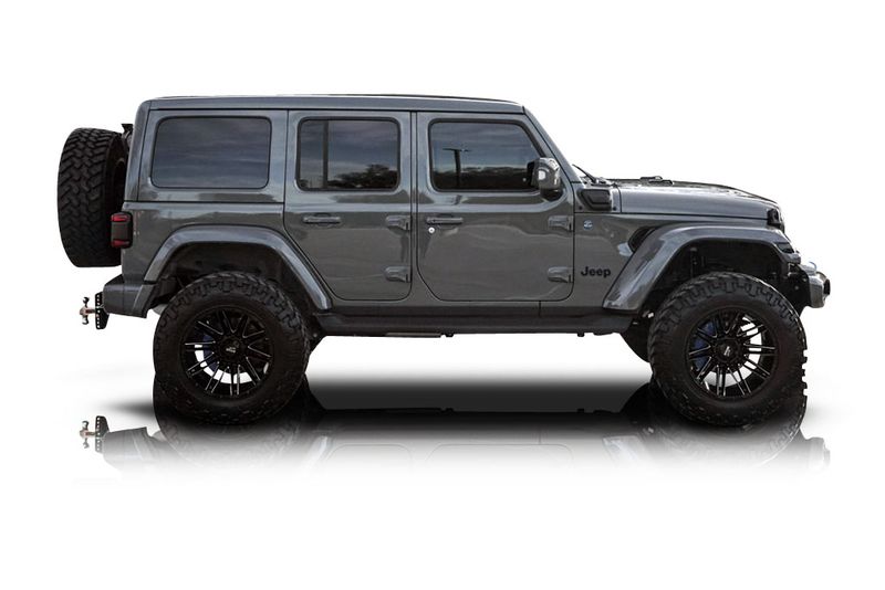 An incredible side shot photo of aJeep Wrangler that you should buy.