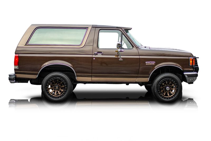 An incredible side shot photo of aFord Bronco that you should buy.