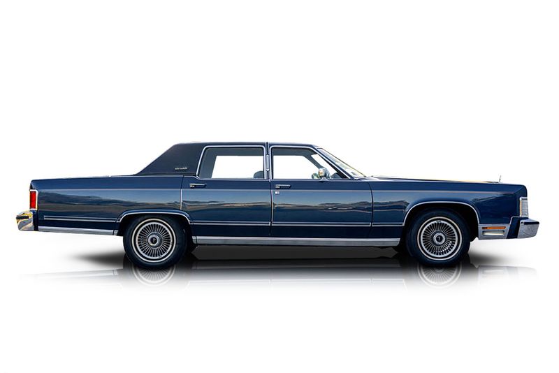 An incredible side shot photo of aLincoln Town Car that you should buy.