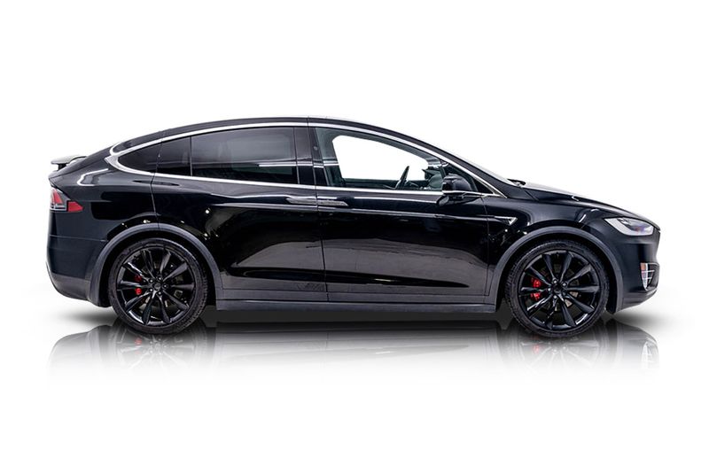 An incredible side shot photo of aTesla Model X that you should buy.