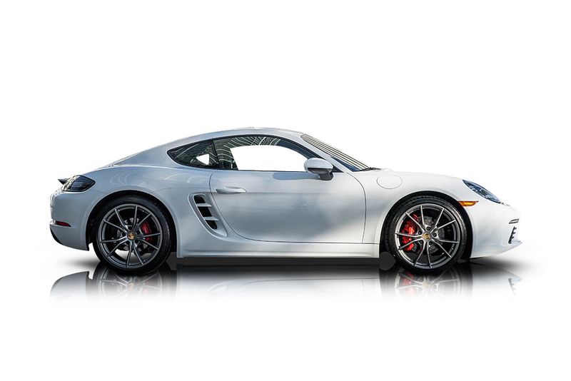 An incredible side shot photo of aPorsche 718 Cayman that you should buy.
