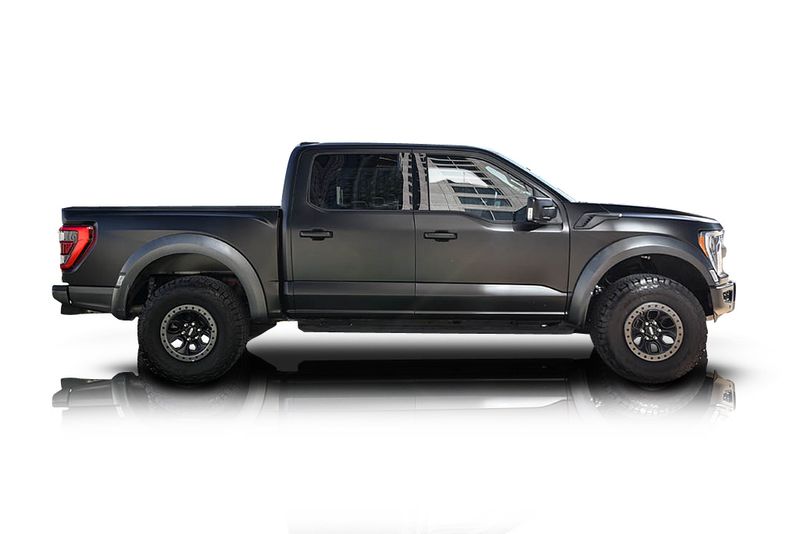 An incredible side shot photo of aFord F-150 that you should buy.