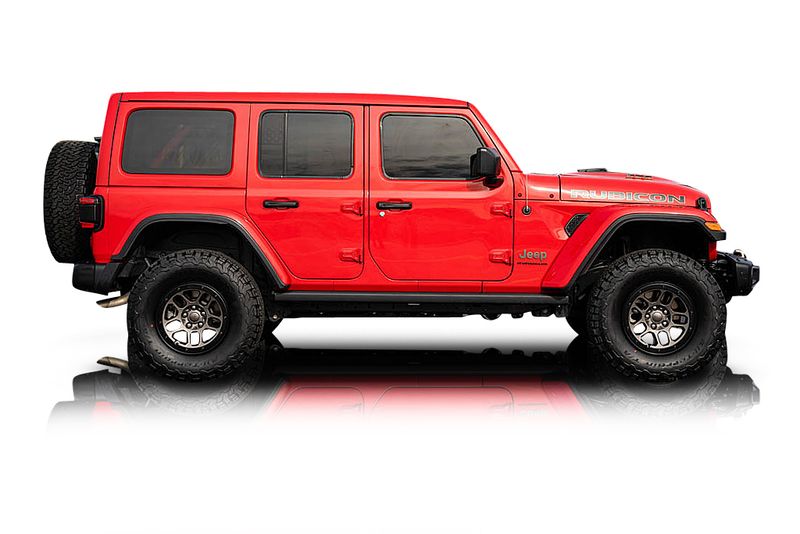 An incredible side shot photo of aJeep Wrangler that you should buy.
