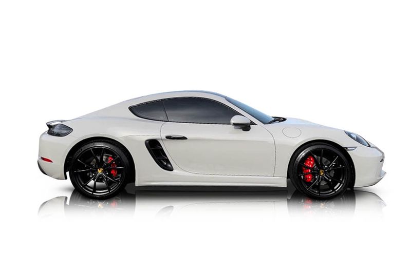 An incredible side shot photo of aPorsche 718 Cayman that you should buy.