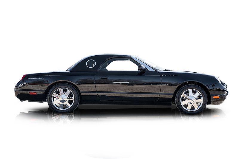 An incredible side shot photo of aFord Thunderbird that you should buy.