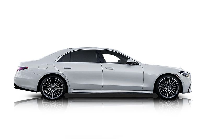 An incredible side shot photo of aMercedes-Benz S580 that you should buy.