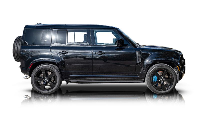 An incredible side shot photo of aLand Rover Defender 110 that you should buy.