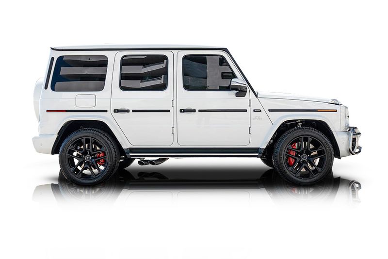 An incredible side shot photo of aMercedes-Benz G63 AMG that you should buy.