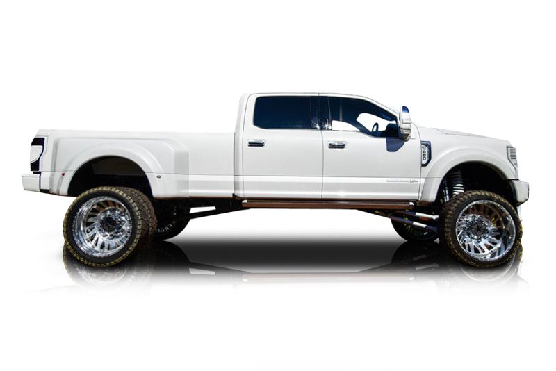 An incredible side shot photo of aFord F-450 that you should buy.