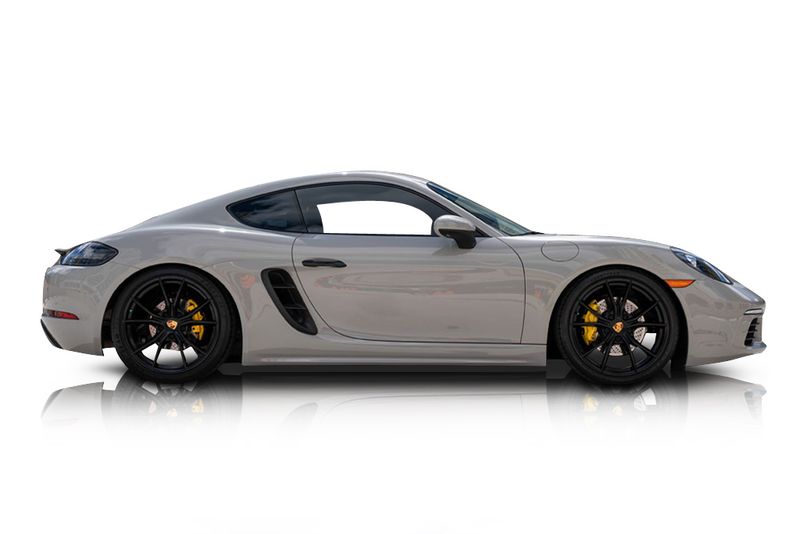 An incredible side shot photo of aPorsche 718 Cayman that you should buy.