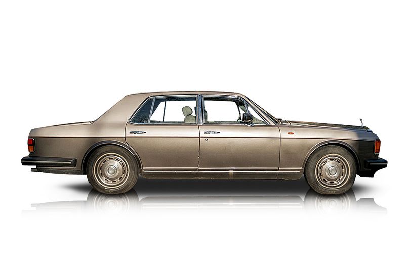 An incredible side shot photo of aRolls-Royce Silver Spirit that you should buy.