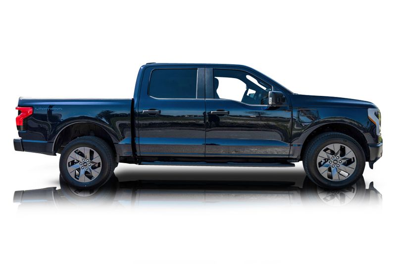 An incredible side shot photo of aFord F-150 that you should buy.