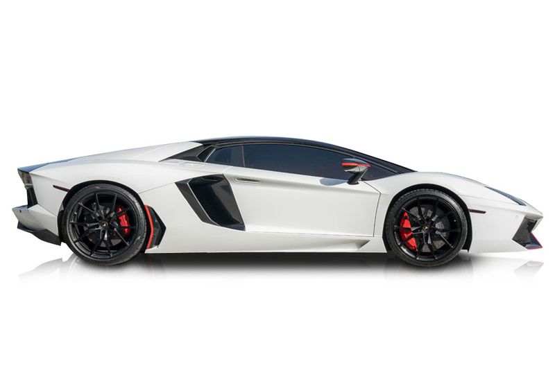 An incredible side shot photo of aLamborghini Aventador that you should buy.