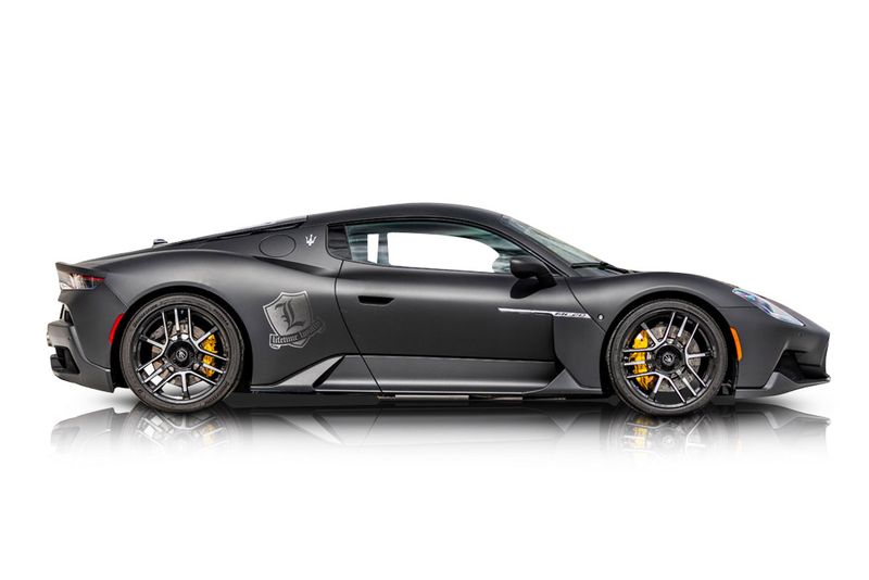 An incredible side shot photo of aMaserati MC20 that you should buy.