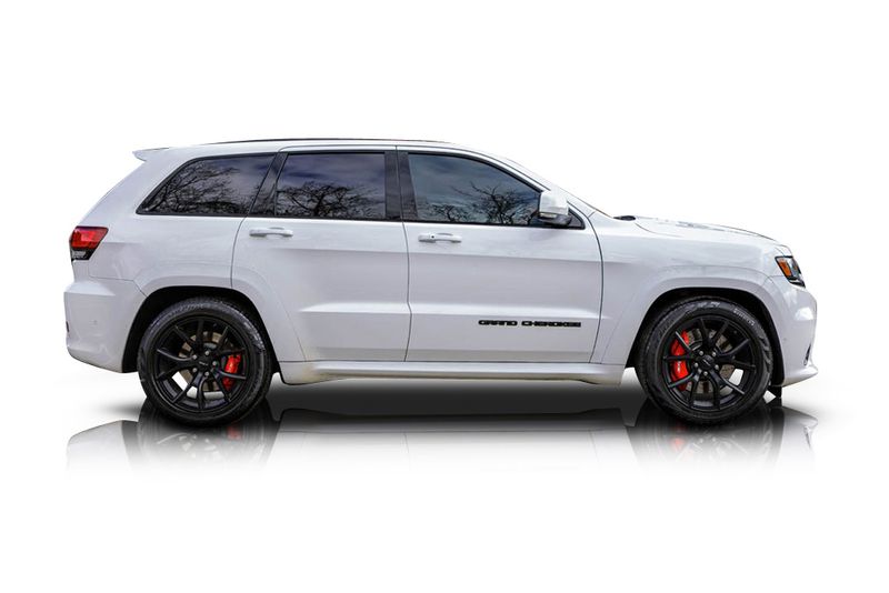 An incredible side shot photo of aJeep Grand Cherokee that you should buy.