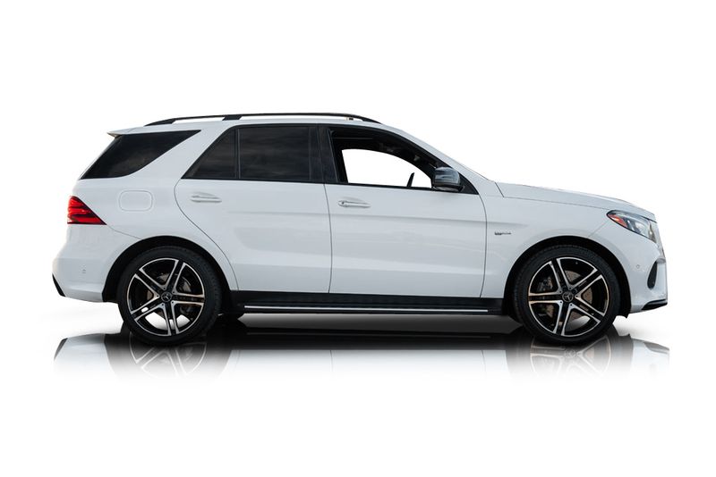 An incredible side shot photo of aMercedes-Benz GLE that you should buy.