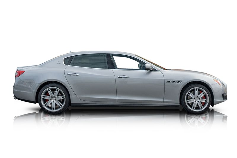 An incredible side shot photo of aMaserati Quattroporte that you should buy.