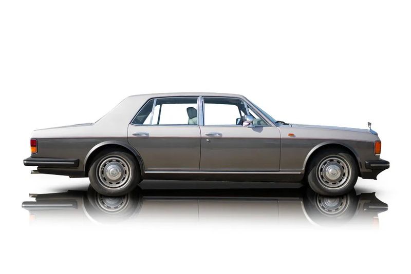 An incredible side shot photo of aRolls-Royce Silver Spirit that you should buy.