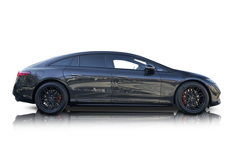 An incredible side shot photo of aMercedes-Benz EQS 580 that you should buy.