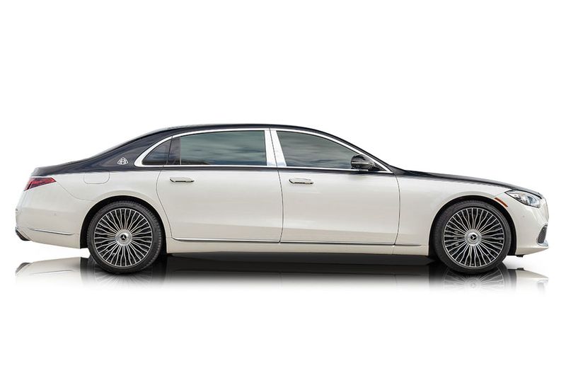 An incredible side shot photo of aMercedes-Benz Maybach S580 that you should buy.