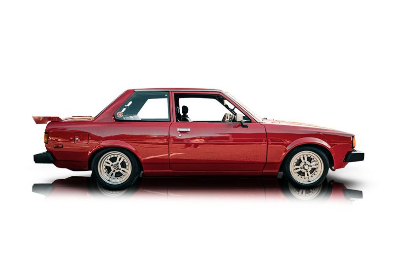 An incredible side shot photo of aToyota Corolla that you should buy.